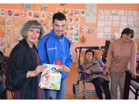 Deca iz Dnevnog boravka u Subotištu su uručila poklon predsednici opštine